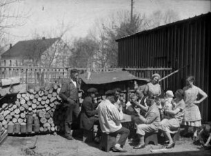 Skatrunde auf dem Holzplatz bei Hermann Krauße : 2. v. li. Arthur Krauße
