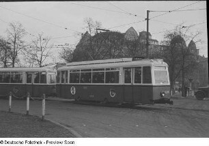 Straßenbahn an einer Kreuzung in der Innenstadt