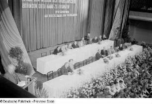 Blick auf die Bühne, mit Hermann Matern am Rednerpult