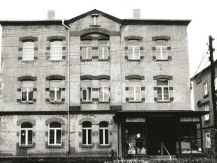Coswig, Robert-Blum-Straße 7. Wohnhaus (1890/1899) mit Laden