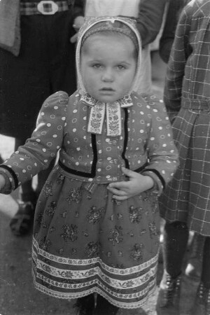 Mädchen in Schleifer Tracht in Schleife. : Holca w Slepjanskej drasće w Slepom.