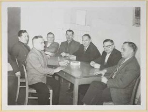 Der Betriebsausschuss in seinem Büro: Laduch, Maier, Edenhofer, Jerzmann, Obmann Krix, Naujoks, Angestellten-Vertreter Grochowski