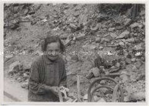 Alte Frau mit Stühlen aus dem kriegszerstörten Hotel Adlon