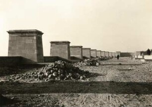 Weimar. Nationale Gedenkstätte Buchenwald auf dem Ettersberg. Straße der 18 Nationen (im Bau). Bauzustand November 1956
