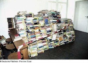 Sächsische Landesbibliothek - Staats- und Universitätsbibliothek Dresden, Zweigbibliothek Medizin. Gestapelte Bücher