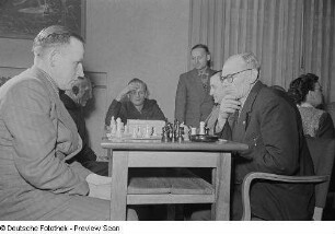 Schachspieler im Aufenthaltsraum des Klubhauses