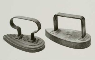Zwei Bügeleisen (Haushalt-Bügeleisen). 1870/1880, Gusseisen? : Zwei Bügeleisen (Haushalt-Bügeleisen). 1870/1880, Gusseisen? Dresden: Privatsammlung