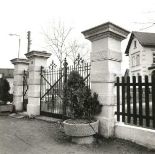 Böhlen-Großdeuben, Hauptstraße 60. Villa (um 1895/1900). Toranlage