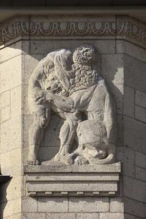 Hauptbahnhof — Empfangsgebäude — Relief