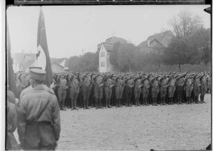 Treffen der SA-Standarte 40 mit Fahnenweihe vor der Stadthalle in Sigmaringen; Gruppe von Uniformierten; angetretene SA-Männer mit Hitlergruß in Formation; Blick in Richtung Stadt