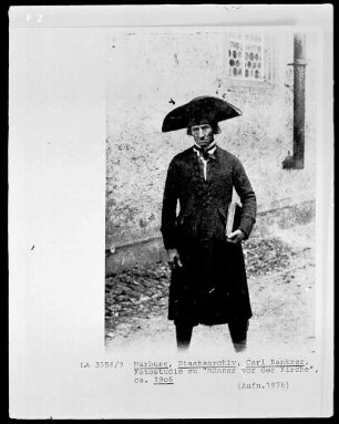 Fotostudie zu "Männer vor der Kirche"
