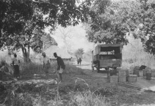 Im Matimba Lager : Savannenlandschaft mit Bäumen. Das Expeditionsteam bereitet den Lagerplatz vor. Hennig beobachtet alles.