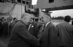 Marckolsheim: Baustelle des Kraftwerks Marckolsheim, Bundesverkehrsminister Seebohm und der Subdirektor der E.D.F. Demangeau