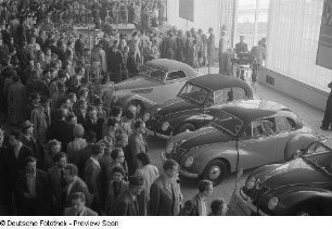 Blick von der Galerie auf ausgestellte Fahrzeuge und Besucher der Leipziger Herbstmesse 1954 in der Halle des Industrieverbands Fahrzeugbau, ausgestellte Fahrzeugtypen: EMW 327 Kabriolett und IFA F9
