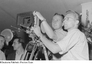 Menschen mit Filmkamera sowie Scheinwerfer, Herbstmesse 1953