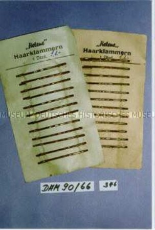 Haarklammern "Helene" auf Papier gesteckt