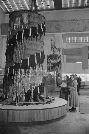 Messebesucher in der Ausstellungshalle der Sowjetunion, Präsentation von Pelzen