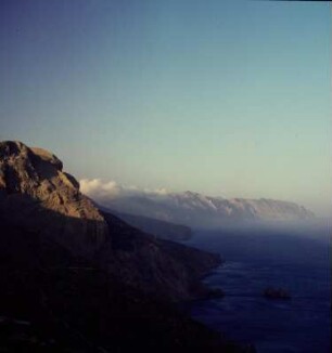 Amorgos. Südöstliche Steilküste im Abendschein. Kríkelas-Massiv, 781 m. 117 km2, 2.096 Einwohner