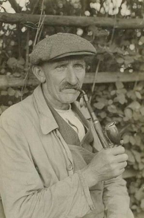 Volksktype in Deutschgeorgenthal. Pfeifenraucher