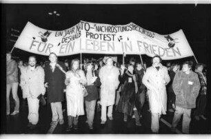Kleinbildnegative: Demonstration der Friedensbewegung, Wittenbergplatz, 1980