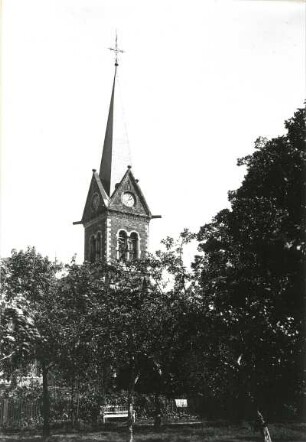 Berthelsdorf im Erzgebirge. Dorfkirche (1801/1900). Turm von Nordwesten