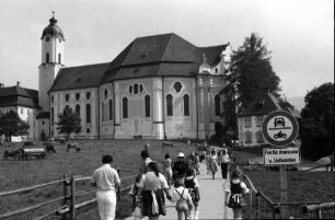 Wies: Fußweg zur Wieskirche [Wallfahrtskirche zum Gegeißelten Heiland auf der Wies]