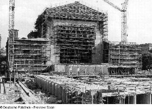 Opernhaus. Rohbau des Funktionsgebäudes und eingerüstetes Bühnenhaus und Seitenbühnen