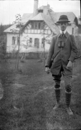 Portrait eines Forstarbeiters im Garten eines Hauses