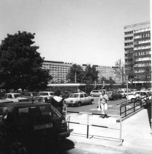 Cottbus-Mitte, Stadtpromenade. Blick nach Nordwest gegen Wohnscheibe und Punkthochhaus, Am Turm