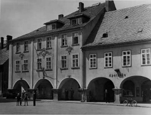 Stadt Liebau/Schlesien. Alte Laubenhäuser am Ring : Liebau (heute: Lubawka) am Fuß des Riesengebirges in Niederschlesien. Am Ring. Historische Häuser mit Laubengängen.