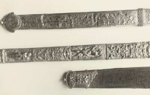links: Scheide des Schwertes Heinrichs des Frommen (Silber mit Bildnismedaille am Ort) & mitte: Silberne Scheide des Kurschwertes des Kurfürsten Moritz & rechts: Silbervergoldeter Ortbeschlag einer Schwertscheide