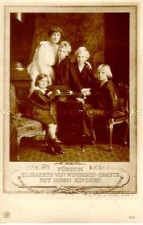 Elisabeth von Windisch-Graetz mit ihren vier Kindern