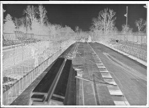 Staustufe Schweinfurt. Straßenbrücke. Bewehrung und Schalung im unterstromigen Hohlkasten des Brückenteils auf der Maininsel. Fertigstellung der Schalung für die Fahrbahnplatte des unterstromigen Hohlkastens.