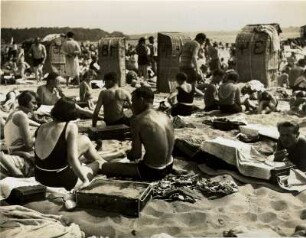 Berlin-Steglitz. Sonntags suchen zahlreiche Badegäste Erholung im Strandbad Wannsee. Der Sandstrand ist gut bevölkert