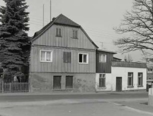 Neugersdorf, Wohnhaus : Neugersdorf (Kreis Löbau-Zittau), Wohnhaus, ehemaliges Seitengebäude, Karl-Liebknecht-Straße 6, um 1800, Straßenansicht mit Anbau