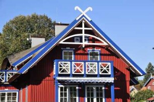 Nida (Nidden) - Farbiges Holzhaus : Die historischen Fischerhäuser auf der Kurischen Nehrung stehen zum großen Teil unter Denkmalschutz. Aufgenommen in Nida (Nidden) am 8. Oktober 2010