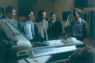 Köln. DLR. Europäische und amerikanische Astronauten vor dem Modell des Spaceshuttle im Kölner Institut