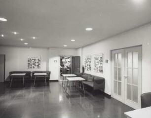 Sächsische Landesbibliothek - Staats- und Universitätsbibliothek Dresden. Zweigbibliothek Maschinenwesen, Teilbibliothek Textil- und Bekleidungstechnik. Foyer mit Sitzgruppen und Eingang zur Bibliothek : Dresden-Südvorstadt, Hohe Straße 6 (Gebäude der TU Dresden). Sächsische Landesbibliothek - Staats- und Universitätsbibliothek Dresden. Zweigbibliothek Maschinenwesen, Teilbibliothek Textil- und Bekleidungstechnik. Foyer mit Sitzgruppen und Eingang zur Bibliothek