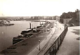 Dresden. Terrassenufer gegen Carolabrücke : Dresden-Altstadt, Brühlsche Terrasse und Terrassenufer (Ausbau 1874-1879). Blick über Schiffsanlegestelle und ehemaligen Ausschiffungsplätze nach Osten gegen Carolabrücke und neue Jägerkaserne. Fotografie wohl von Freimund Edlich, Dresden, um 1885. Albuminabzug ohne Trägerkarton, unbezeichnet; 9,7 x 13,9 cm