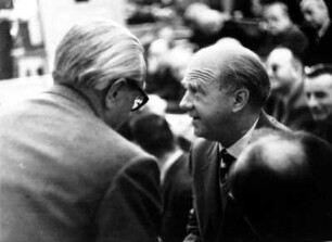 Werner Heisenberg im Gespräch auf dem Physikerkongress in Leipzig