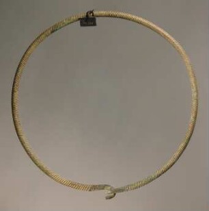 Gewundenes Halsband