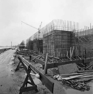 Bau der neuen Rheinbrücke Maxau.