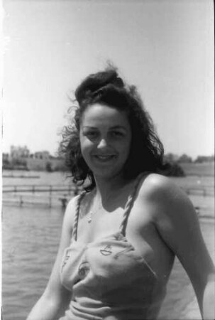 Bukarest: Strandbad Floreasca, Elvira Suvei im Badeanzug