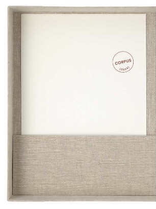 Bastian Gehbauer / Friedrich Weimer. Corpus (2023) : Kassette. Heller Leineneinband mit Schriftzug in Schwarz "Bastian Gehbauer / Friedrich Weimer", Kreis in Rot mit Schriftzug "Corpus (2023)", H 31,3 x B 25,4 x D 4,4 cm. Dresden: SLUB/DF 2023.D.11/1-17