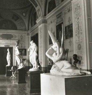 Sankt Petersburg. Staatliche Ermitage. Ausstellungsraum mit Amor und Psyche von Canova und Besuchern