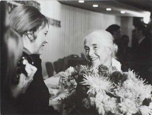 Seghers, Anna, geb. Netty Reiling : Portraitaufnahme während des VII. Schriftstellerkongresses der DDR