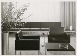 Tisch "Mod. 28 / 11" und Sessel "Mod. 15 / 45-16 / 35" von Ernst Moeckl