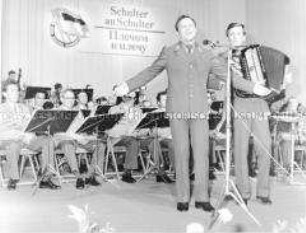 Festveranstaltung zur Auszeichnung von Offizieren der NVA und der sowjet. Armee mit Ehrenzeichen der DSF in Berlin (Ost)
