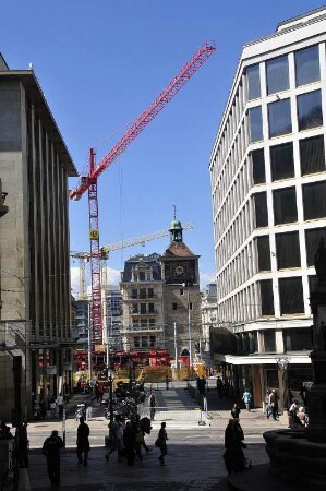 Genf - Kräne am Uhrturm : Vor dem historischen Uhrturm Tour de I`lle am Rhôneufer dehnt sich eine Großbaustelle mit hohen Kränen aus. Aufgenommen am 21.Mai 2010 in Genf