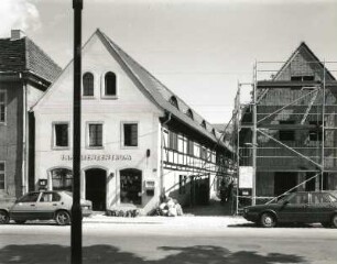 Radebeul, Altkötzschenbroda 20. Ehemaliger Dreiseithof (1805 bezeichnet). Wohnstallhaus (Familienzentrum) und Seitengebäude